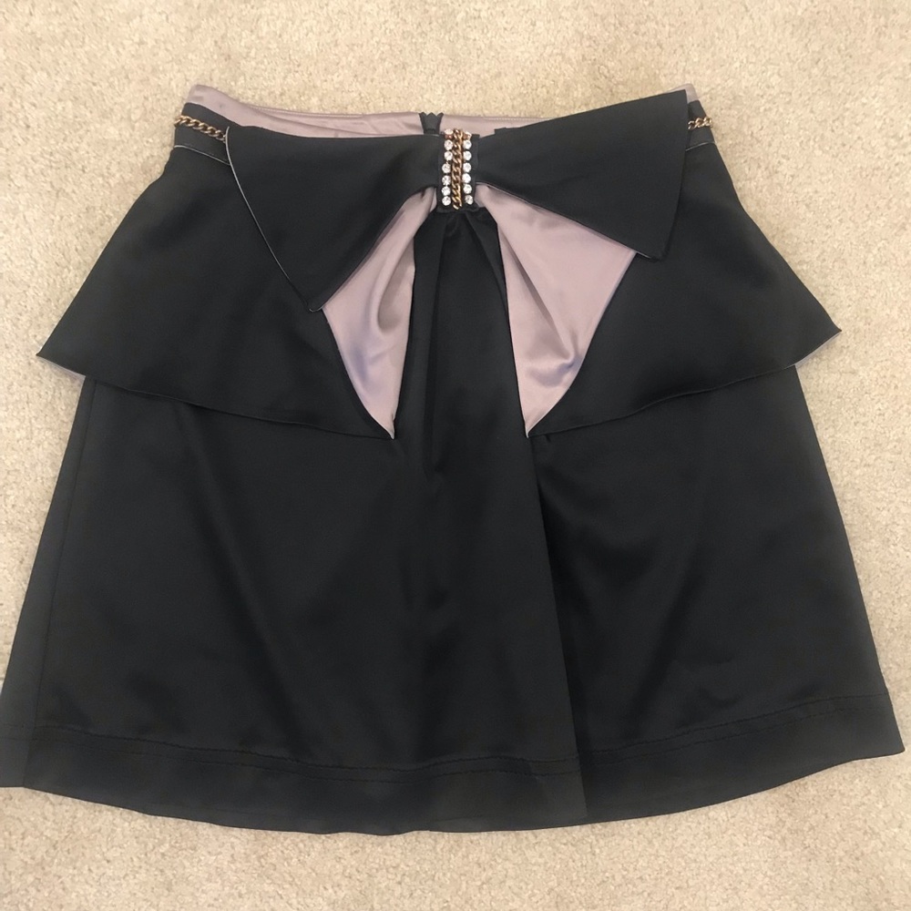 Gizia satin black bow skirt with chain belt